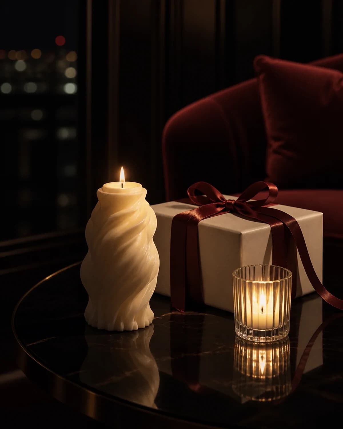 Cadou elegant și lumină caldă într-un interior nocturn rafinat
